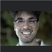 Diplomato con eccellenti voti al liceo classico, ottima conoscenza dell’inglese, mi propongo di insegnare italiano a stranieri volenterosi di imparare questa affascinante lingua